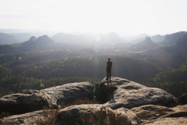 Uçurumun kenarında duran gündoğumu yürüyüşçüsü Kleiner Winterberg Saksonya İsviçre Elbe Sandstone Dağları Almanya