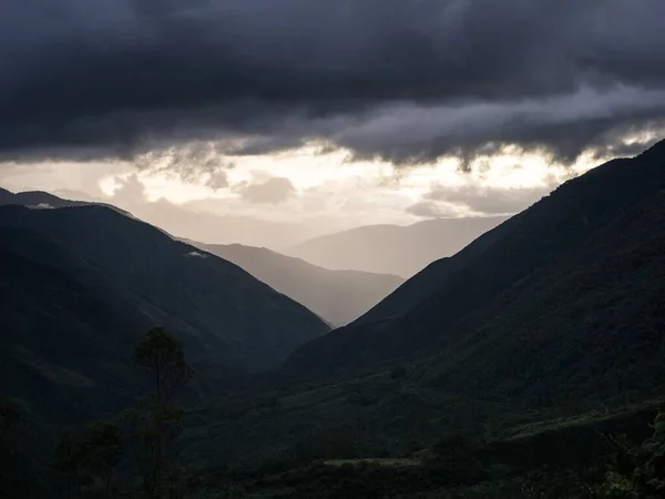 Panoraamanäkymät Andien vuoristoon laaksoon kukkulat siluetti jadean luonto maisema Cusco Machu Picchu Peru — kuvapankkivalokuva