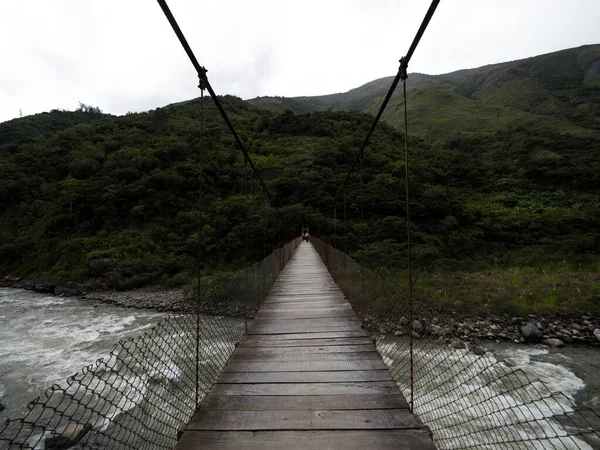 ウルバンバ川を渡る木製ケーブルつり橋インカジャングルトレイルサンタ・テレサ・マリア・マチュピチュ・ペルー — ストック写真