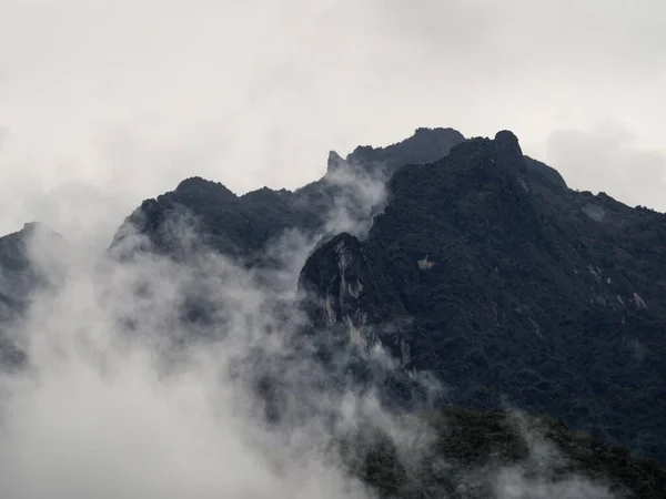 Vista panorámica de las montañas andes paisaje natural en la carretera de Cusco a Aguas Calientes Machu Picchu Perú — Foto de Stock