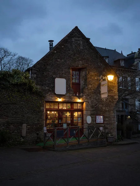 Panorama nocturne de bâtiments médiévaux traditionnels maisons charmant village Josselin Bretagne France — Photo