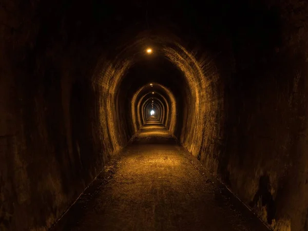 Panorama vista do lugar perdido esquecido abandonado Karangahake túnel de mineração loop caminhada Waikato Nova Zelândia — Fotografia de Stock