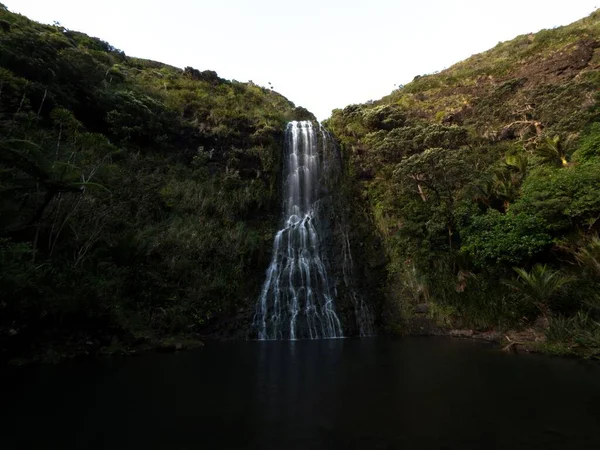 Panoramablick auf den Karekare-Wasserfall, Teich und grüne Naturlandschaft in den Waitakere Ranges West Auckland Neuseeland — Stockfoto