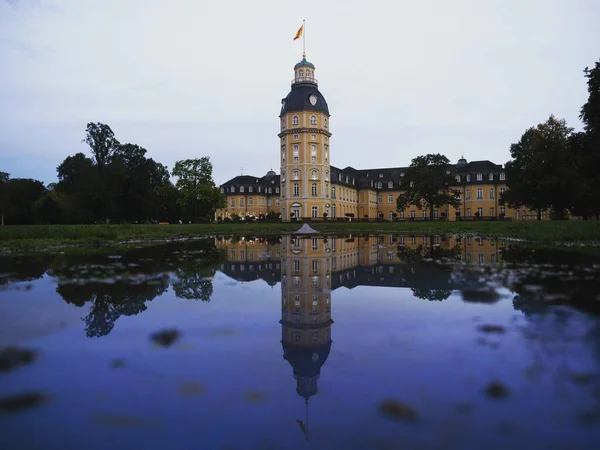 Panorama odraz žlutého kamene Zámecký palác Karlsruhe Schlosspark v Badenu Wurttemberg Německo Evropa — Stock fotografie