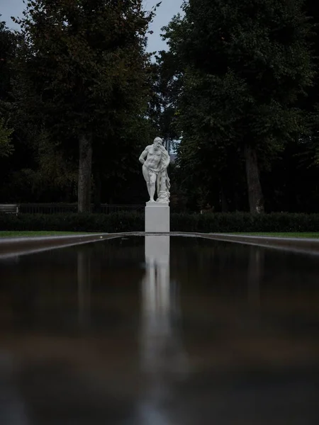 Farnese Hercules Heracles mitologia grega herói estátua escultura monumento em Schlossplatz Karlsruhe Castelo Palácio Alemanha — Fotografia de Stock