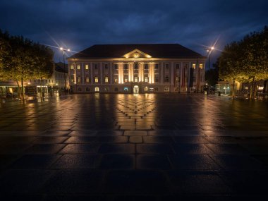 Geceleyin aydınlanmış tarihi şehir merkezi Klagenfurt am Worthersee Neuer Platz Carinthia Avusturya 'nın gece manzarası