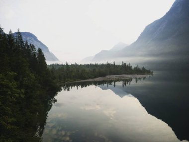 Alp dağı Konigssee Koenigssee Kralı Schonau Berchtesgaden Almanya Alpleri 'nin Panorama yansıması