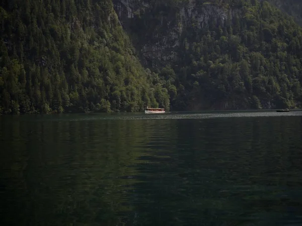 高山湖のパノラマ電動ボートKonigssee Koengissee King Schonau Berchtesgadenバイエルンドイツアルプス — ストック写真