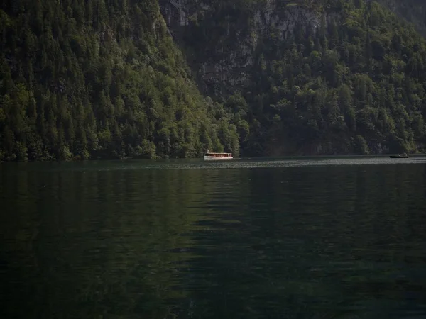 Panorama barco eléctrico en el lago de montaña alpino Konigssee Koenigssee Rey Schonau Berchtesgaden Baviera Alemania alpes — Foto de Stock