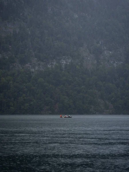 德国巴伐利亚高山湖上的全景木船科尼格斯见国王朔瑙 · 伯克特斯加登 — 图库照片