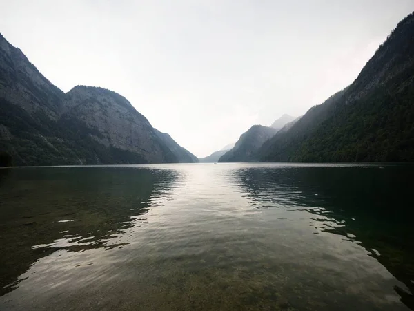 Reflejo panorámico del lago de montaña alpino Konigssee Koenigssee King Schonau Berchtesgaden Bavaria Alemania alpes — Foto de Stock