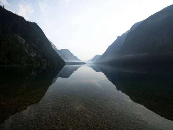 Panoráma tükröződik alpesi hegyi tó Konigssee Koenigssee King Schonau Berchtesgaden Bajorország Németország Alpok — Stock Fotó