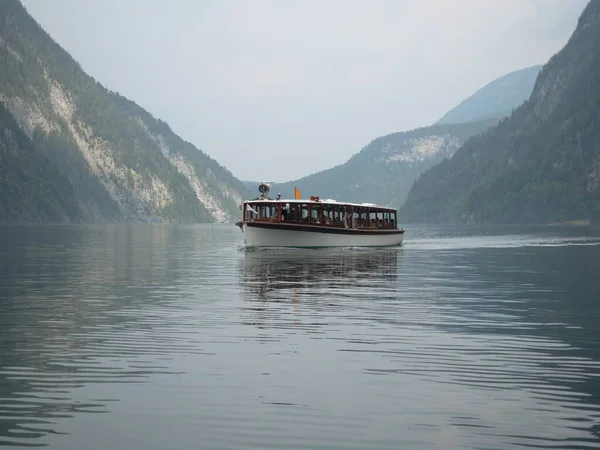 德国巴伐利亚高山湖上的全景电动船Konigssee Koenigssee King Schonau Berchtesgaden Alps — 图库照片