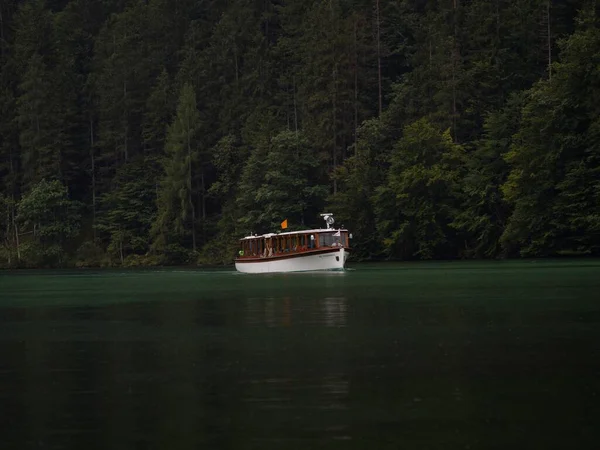 Panorama elektrický člun na vysokohorském jezeře Konigssee Koenigssee King Schonau Berchtesgaden Bavaria Německo Alpy — Stock fotografie