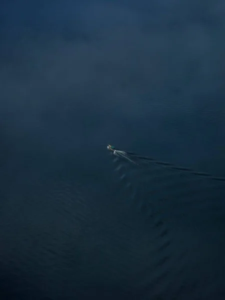 고 그 세 코닉 그 세 (Konigssee Koenigssee) 산 위에 있는 파노라마 전기 보트 (Panorama electric boat) — 스톡 사진