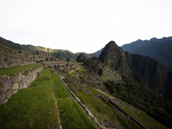 Paisaje panorámico de Machu Picchu antigua ciudadela inca santuario histórico arqueología ruinas Valle Sagrado Cuzco Perú — Foto de Stock