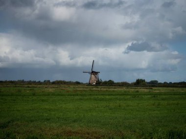 Kinderdijk Molenlanden Güney Hollanda Avrupa 'sındaki tarihi rüzgar değirmenlerinin Panorama manzarası