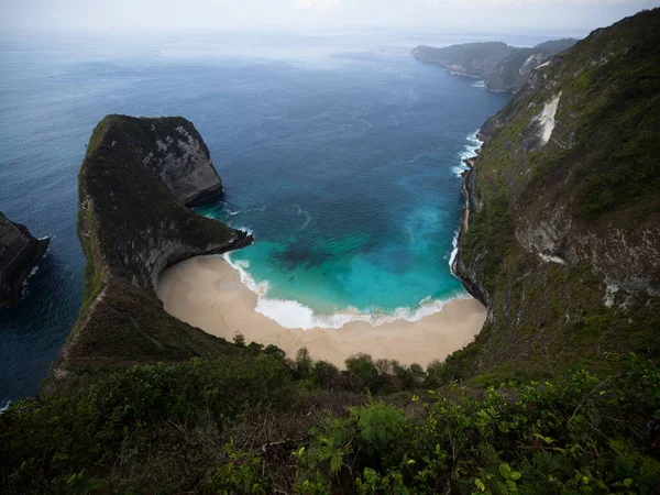 Panorama de Pantai Kelingking Praia azul turquesa oceano tropical penhasco calcário Nusa Penida Ilha Bali Indonésia — Fotografia de Stock