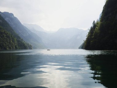Alp dağı Konigssee Koenigssee Kralı Schonau Berchtesgaden Bavyera, Almanya 'nın Alp Dağları' ndaki tahta kayıklı gemi ulaşımının panorama görüntüsü