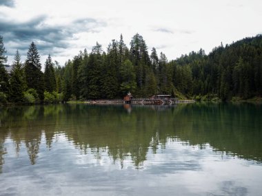 Lago di Braies Pragser Wildsee dağlık dağ gölü Dolomites 'in Panorama yansıtma kayıkhanesi Güney Tyrol İtalya' da