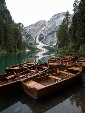 Lago di Braies Pragser Wildsee dağlık dağ gölü Dolomitler Güney Tyrol İtalya 'da tahta kürek panorama