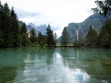 Lago di Dobbiaco Dobbiaco Toblacher 'daki Alp Dağı manzarası Güney Tyrol Dolomitleri İtalya' yı Alp 'liyor