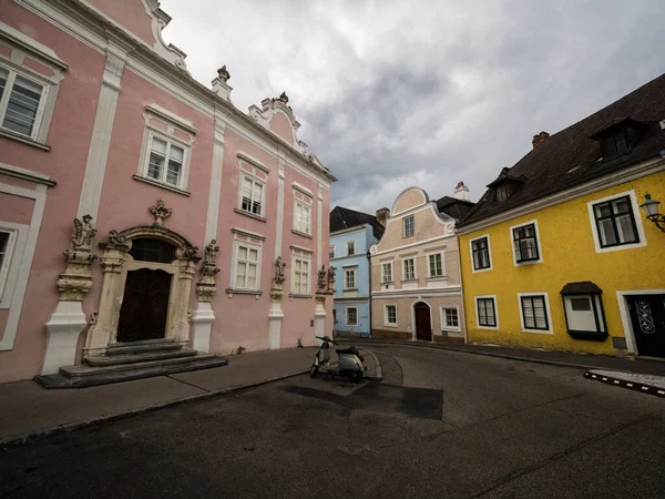 Kolorowe stare miasto Zabytkowa architektura elewacja budynków w Krems an der Donau Dunaj rzeka Waldviertel Dolna Austria — Zdjęcie stockowe