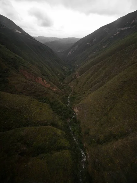 Vista panorámica de cañón verde masivo río garganta colinas montañas Kuelap teleférico Chachapoyas Amazonas Norte de Perú — Foto de Stock