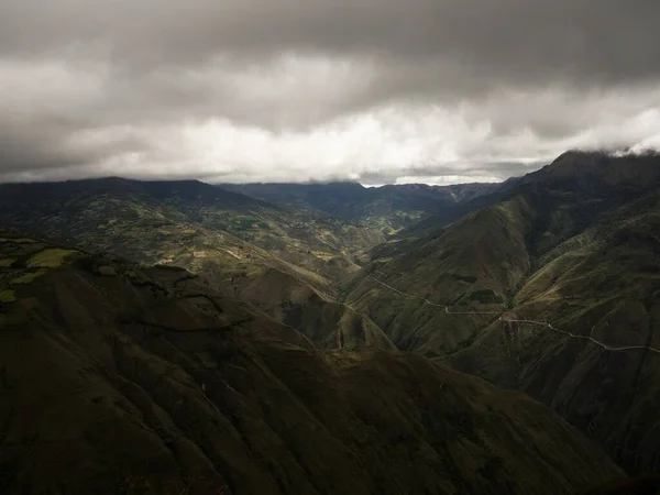 Yeşil dağların manzarası kanyon vadisi tepeler doğa manzarası Kuelap Chachapoyas Amazon Kuzey Peru — Stok fotoğraf