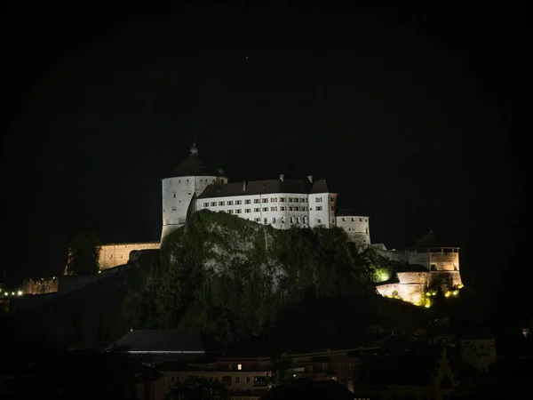 Panorama aéreo del Castillo medieval iluminado Festung Kufstein Fortaleza por la noche en la ciudad Tirol Austria alpes Europa — Foto de Stock