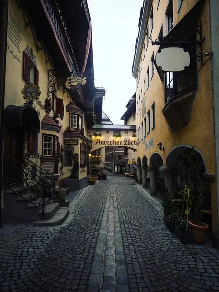 Panorama vista da histórica rua pedestre vazio calçada calçada estrada estreita Romerhofgasse em Kufstein Tirol Áustria — Fotografia de Stock