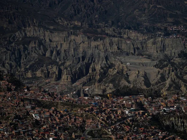 Vista panorámica del paisaje de formaciones rocosas en edificios urbanos de La Paz ciudad urbana Bolivia América del Sur — Foto de Stock