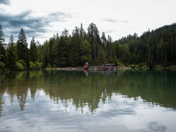 Panorama Reflexion Bootshaus Pragser See Pragser Wildsee Bergsee Dolomiten Alpen Südtirol Italien — Stockfoto