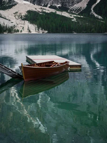 Panorama de madeira barco a remo no Lago di Braies Pragser Wildsee lago de montanha alpina Dolomites alpes Tirol do Sul Itália — Fotografia de Stock