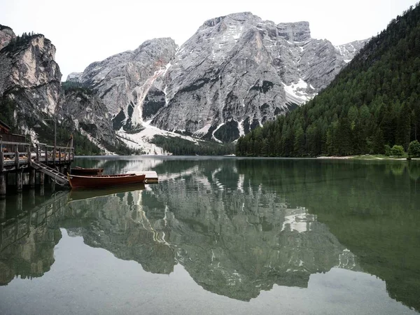 Panorama reflexão barco casa de Lago di Braies Pragser Wildsee lago de montanha alpina Dolomites alpes Sul Tirol Itália — Fotografia de Stock