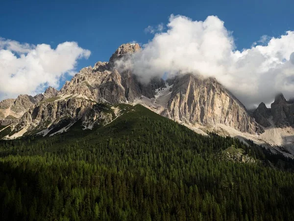 Widok panoramiczny skalistego krajobrazu górskiego Alpy Dolomitowe w Lago di Sorapiss Cortina dAmpezzo Belluno Veneto Włochy — Zdjęcie stockowe