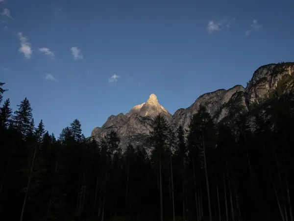 Vista panorámica de la cima de la montaña en Lago di Braies Pragser Wildsee Dolomitas alpes Tirol del Sur Italia — Foto de Stock