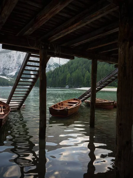 Panorama de madeira barco a remo no Lago di Braies Pragser Wildsee lago de montanha alpina Dolomites alpes Tirol do Sul Itália — Fotografia de Stock