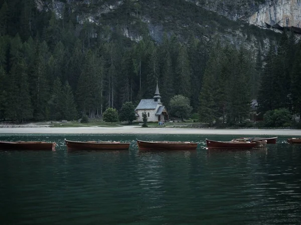 Ξύλινο πέτρινο εκκλησάκι αντανάκλαση στο Lago di Braies Pragser Wildsee Alpine mountain lake Prags South Tyrol Ιταλία — Φωτογραφία Αρχείου