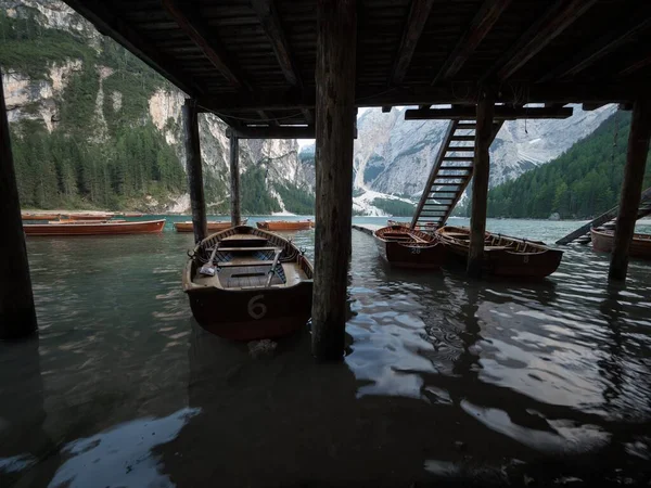 Panorama de madeira barco a remo no Lago di Braies Pragser Wildsee lago de montanha alpina Dolomites alpes Tirol do Sul Itália — Fotografia de Stock