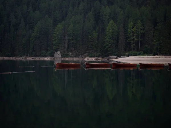 Panorama veslice odraz Lago di Braies Pragser Wildsee horské jezero Dolomity Alpy Jižní Tyrolsko Itálie — Stock fotografie