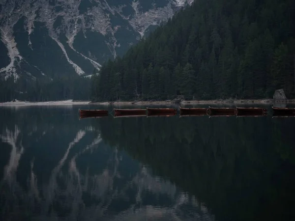 Panorama bateau à rames reflet de Lago di Braies Pragser Wildsee alpine montagne lac Dolomites Alpes Tyrol du Sud Italie — Photo