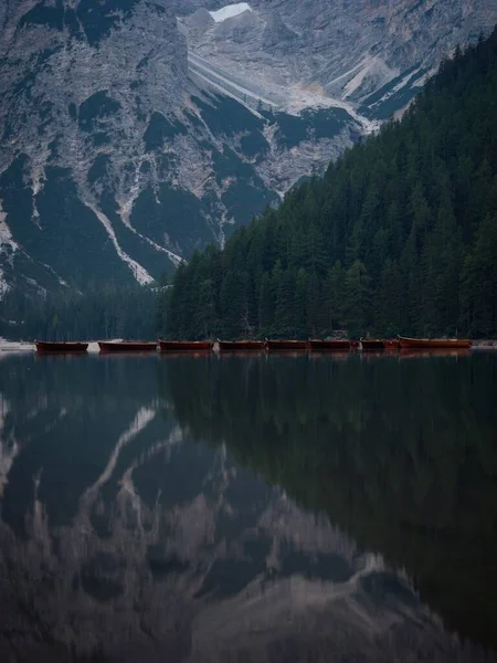 Panorama veslice odraz Lago di Braies Pragser Wildsee horské jezero Dolomity Alpy Jižní Tyrolsko Itálie — Stock fotografie