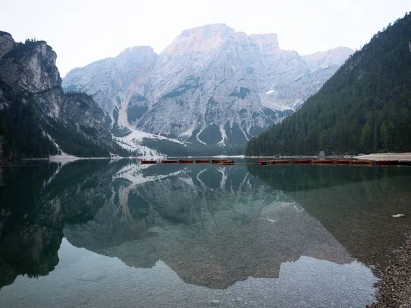 Panorama bateau à rames reflet de Lago di Braies Pragser Wildsee alpine montagne lac Dolomites Alpes Tyrol du Sud Italie — Photo