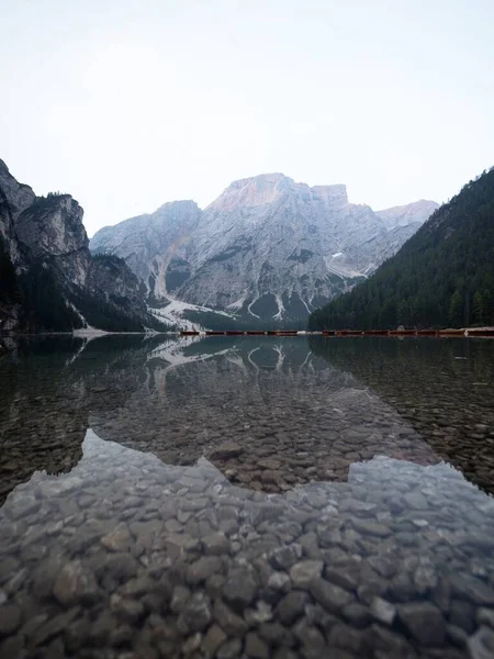 Panorama veslice odraz Lago di Braies Pragser Wildsee horské jezero Dolomity Alpy Jižní Tyrolsko Itálie — Stock fotografie