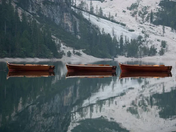 Panorama barco a remo reflexão do Lago di Braies Pragser Wildsee lago de montanha alpina Dolomites alpes Sul Tirol Itália — Fotografia de Stock