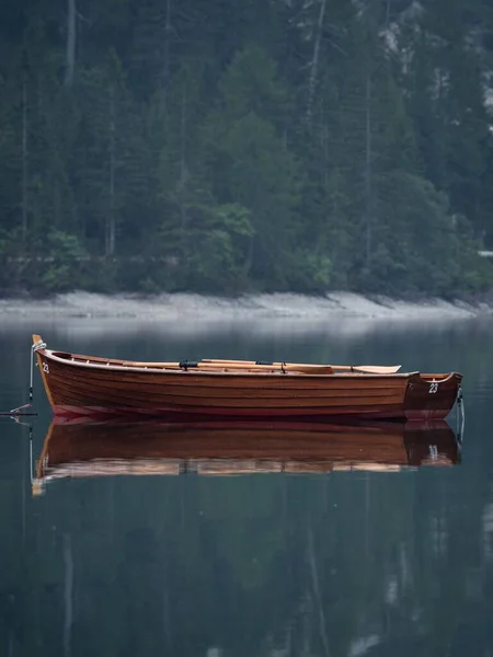 Panorama veslice odraz Lago di Braies Pragser Wildsee horské jezero Dolomity Alpy Jižní Tyrolsko Itálie — Stock fotografie