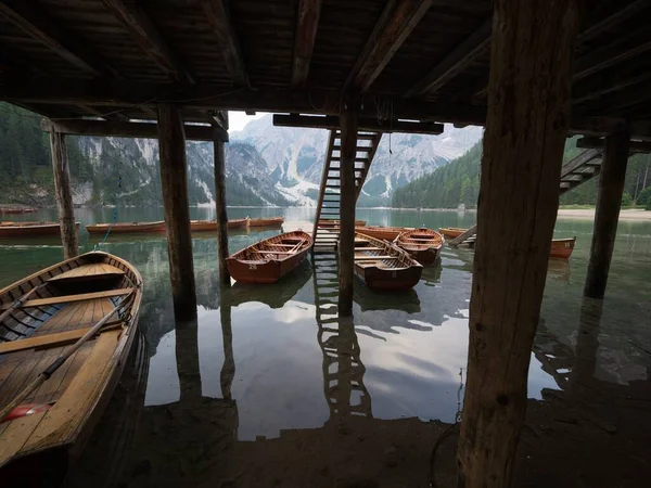 Panorama odraz člun dům Lago di Braies Pragser Wildsee alpské horské jezero Dolomity Alpy Jižní Tyrolsko Itálie — Stock fotografie