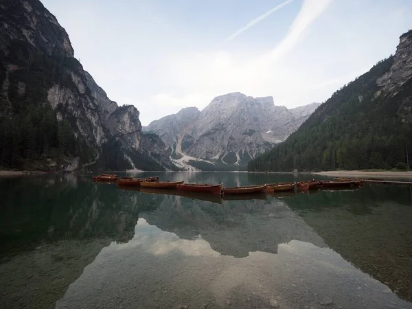Wioślarz Panorama odbicie Lago di Braies Pragser Wildsee alpejskie jezioro Dolomity Alpy Południowy Tyrol Włochy — Zdjęcie stockowe