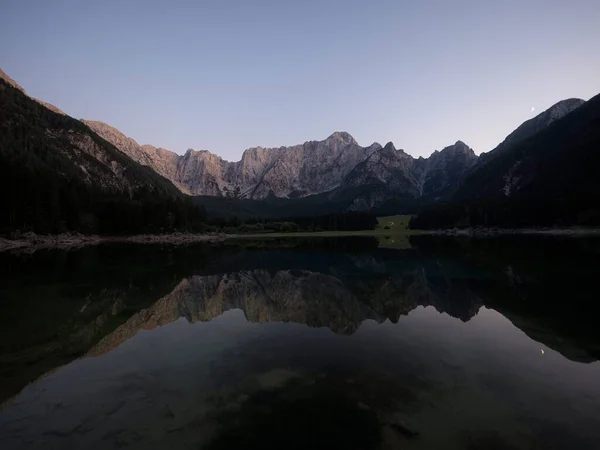 Lac de montagne alpin paysage panorama reflet à Laghi di Fusine Weissenfelser Voir à Tarvisio Dolomites Alpes Italie — Photo